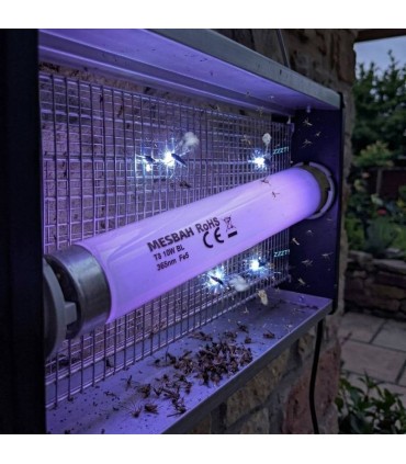 دستگاه حشره‌کش برقی مجهز به لامپ یو وی (UV) ۱۰ وات مصباح در حال جذب و از بین بردن حشرات مزاحم
