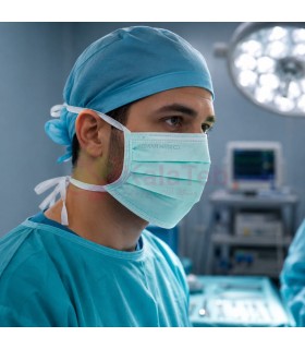 ماسک سه لایه جراحی بنددار آرمان روی صورت جراح در اتاق عمل
